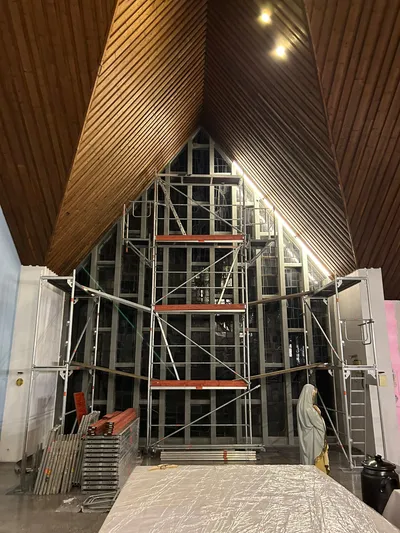 Gerüst an Kirchengebäude